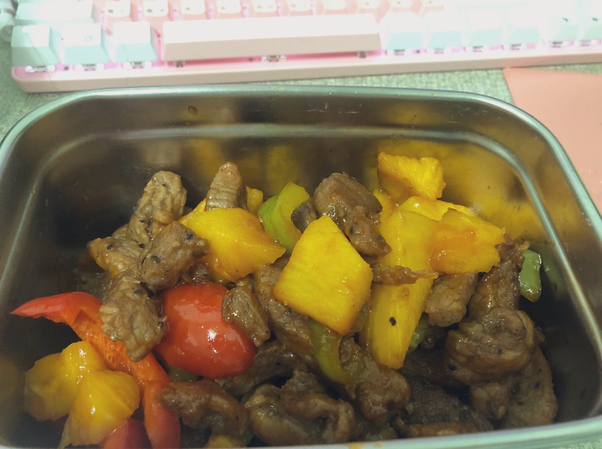Destiny_NPax's tweet photo. 各位午安啊!
這裡是剛在維和站煮完伙食的姬聿!
那麼久了只有自己一個人
總要點一些烹飪技巧吧( ´▽` )ノ
為了犒賞一下努力在維和站的各位
稍微破例讓大家吃上肉肉!
大家要記得好好吃飯!
才能繼續堅持下去(⁎⁍̴̛ᴗ⁍̴̛⁎)
#NPax
#夜未央
#新人Vtuber
#台V
#Destiny姬聿 https://t.co/kgjOJkX80d