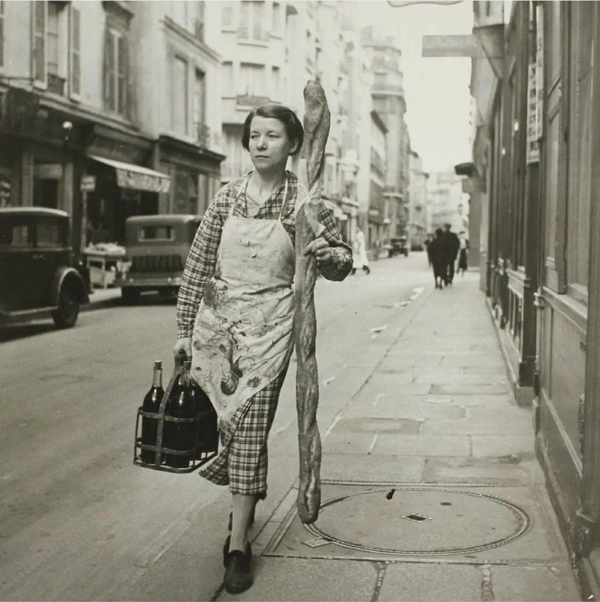 krissyzking's tweet photo. Oh look it’s me.

——————————————

“A woman walks the streets of Paris with her baguette and six bottles of wine.”

Photo by Branson Decou | Posted by @HistoryInPics #goodbread #wine #foodie https://t.co/wiIBox0mXV