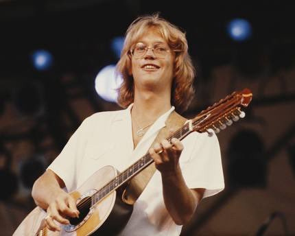 Happy birthday Gerry Beckley 70 today America (1972 US No.1 & UK No.3 single \Horse With No Name\). 