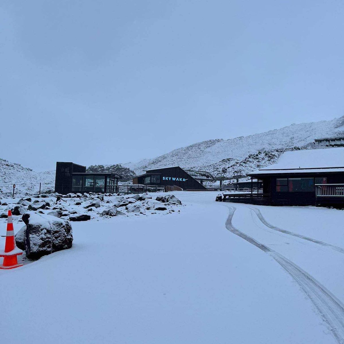 ParkRuapehu's tweet photo. The snow gods have delivered!
Both sides of the mountain received a good dump of snow over the weekend ❄️
Unfortunately, high winds and avalanche safety requirements have closed the mountain.
Keep up to date here:
https://t.co/sxPV4kb22I
📸 : Gemma, Kadri, Johan https://t.co/ZFqIF7ML1A