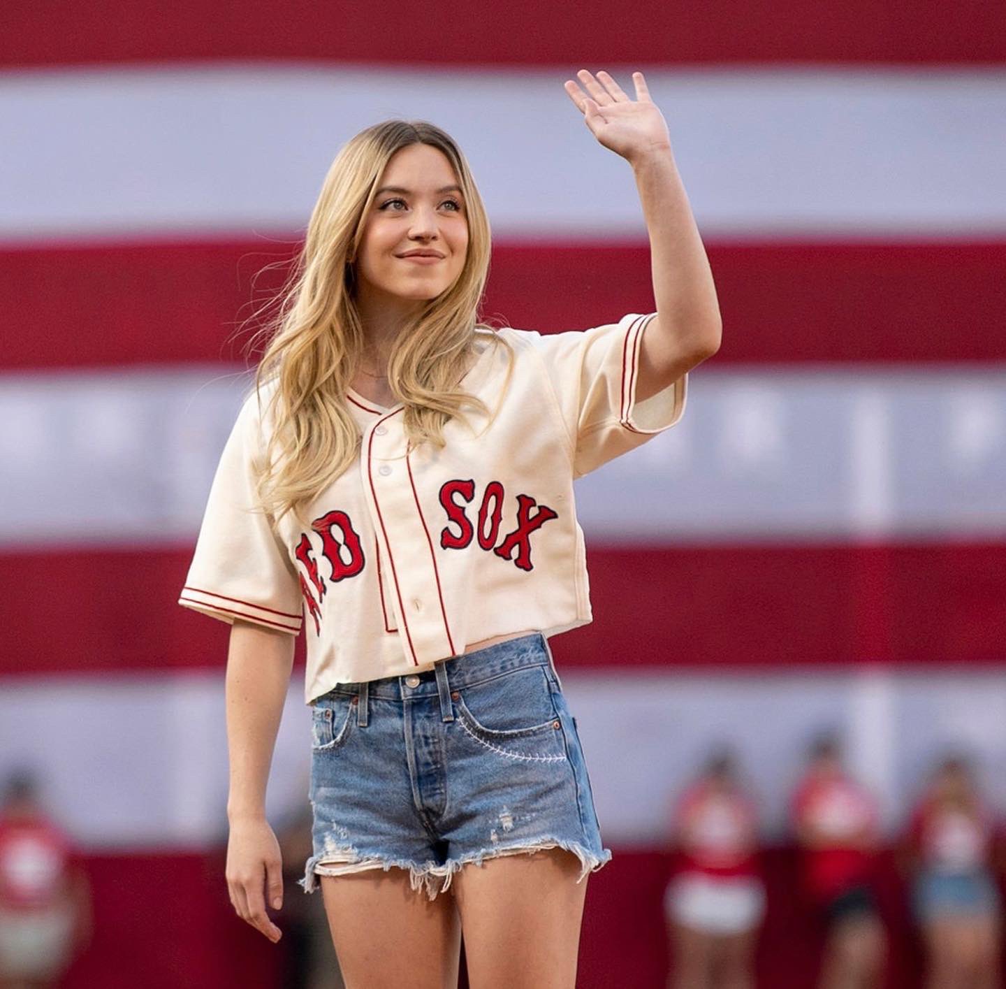 SYDNEY SWEENEY
I Wish  You  a
Happy Birthday 