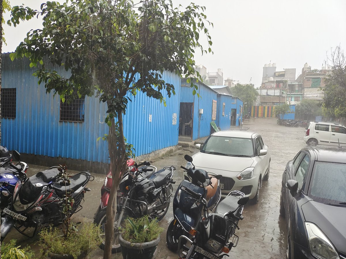 Shrads_chettri's tweet photo. Story about #Delhi govt schools at Molarband where close to 40,000 students are studying in portacabins for last 4 years. New building isn't ready. Parents complain of terrible situations &amp; less teachers where in one school there are close to 4k students. https://t.co/Ivz42tmjHg https://t.co/9PuMzysr3o