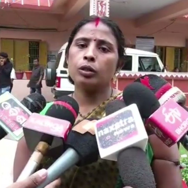 ข่าวนี้โหดสุดๆ มีผู้หญิงคนนึงที่อินเดียแต่งงานมีลูกกับสามีมาแล้วสิบสองปี วันนึงเธอปวดท้องมากเลยไปหาหมอ ปรากฏว่าว่าไตหายไปข้างนึง! ตัวการทำเธอไตหายก็คือสามีที่แต่งกันมานาน เพราะก่อนหน้านี้เธอเป็นนิ่วแล้วเข้ารับการผ่าตัด แต่สามีก็แอบตกลงขายไตเธอข้างนึงให้กับรพ