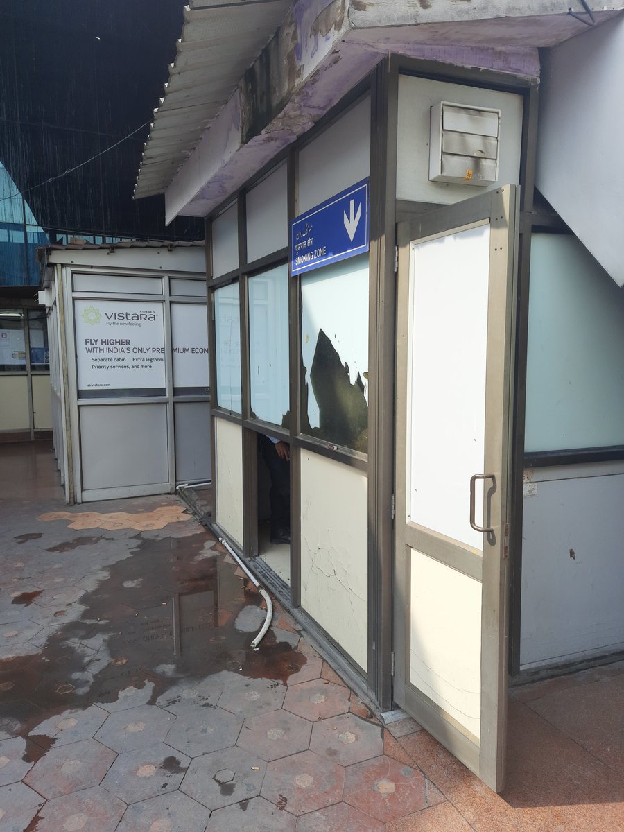 Javidbinayoub's tweet photo. @ksrishi_sxr @SrinagarAirport can you guys have this cleaned &amp; fixed ?? https://t.co/fRuDbDrktJ