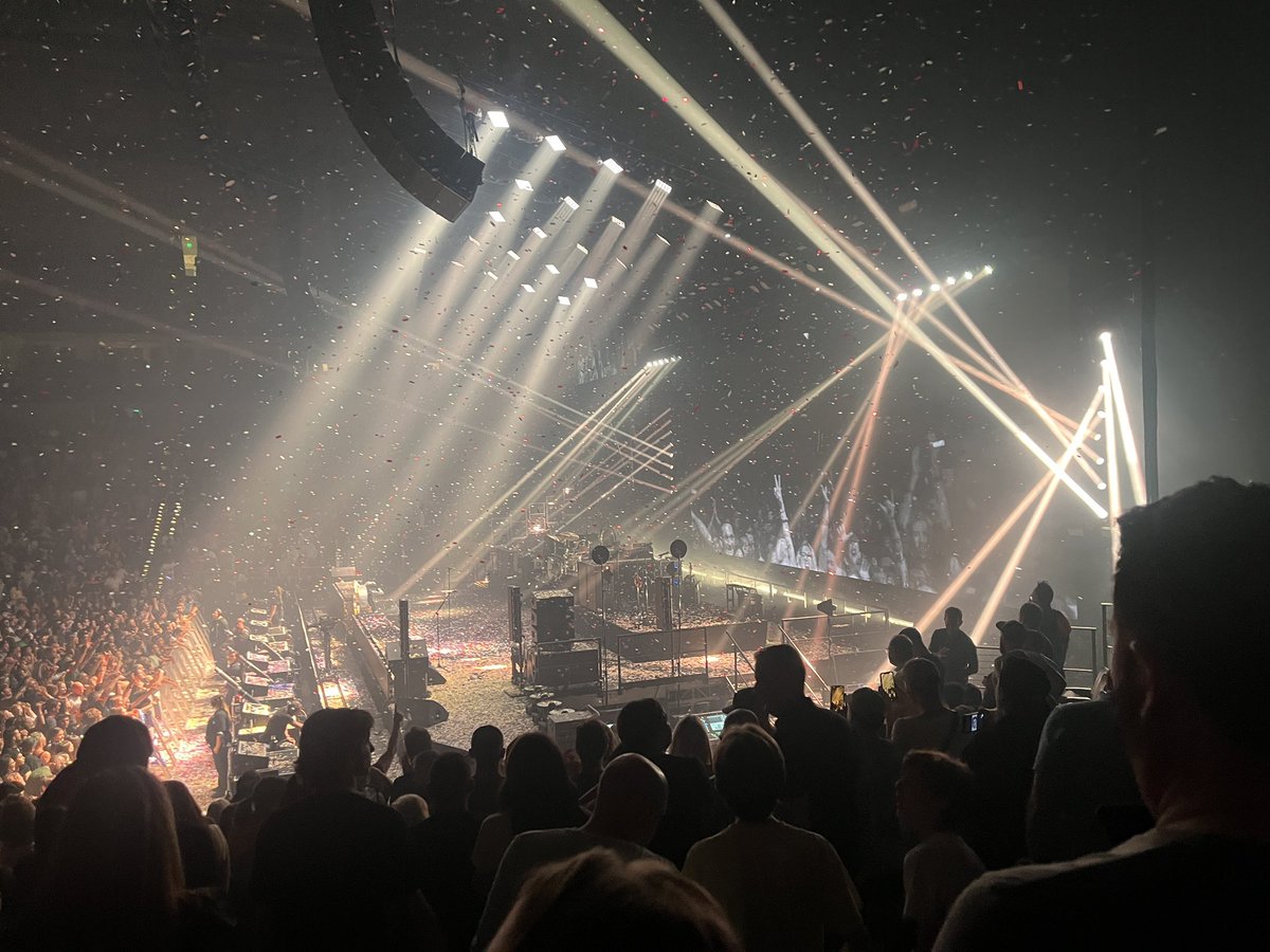 sleepylyss1's tweet photo. I got soul, but I’m not a soldier ⚡️ #thekillers https://t.co/4DkPGHkdFl