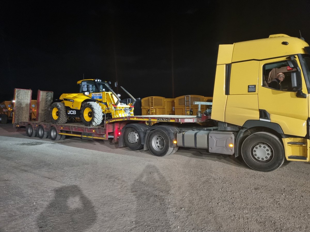 SWHire's tweet photo. 1st one out the yard at 5am, JCB on its way to Huntingdon. #jcbhire #telehandlerhire https://t.co/mbl1w7LMhr https://t.co/evR67EguFX
