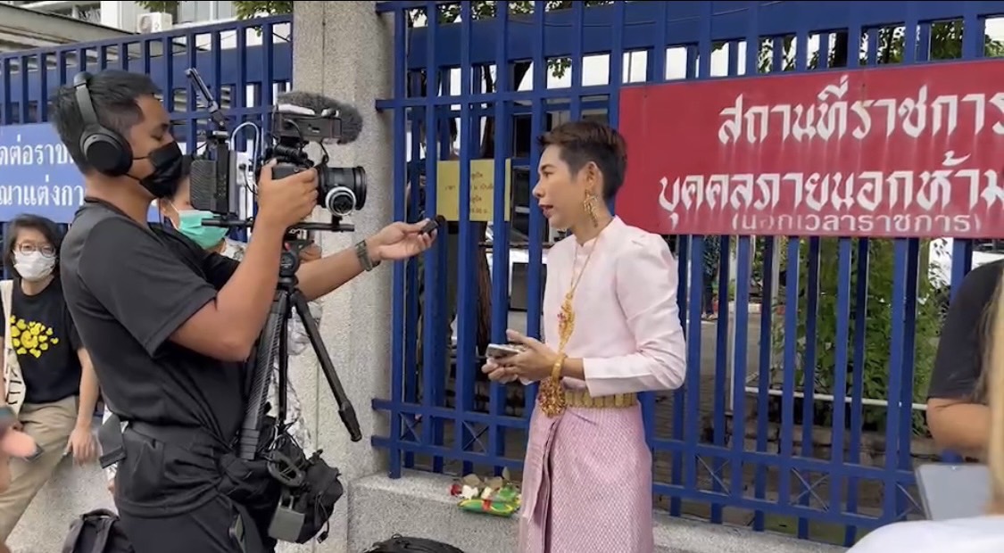 KhaosodOnline's tweet photo. ใส่ชุดไทยติดคุก!!! ศาลอาญากรุงเทพใต้ อ่านคำพิพากษา จำคุก น.ส.จตุพร แซ่อึง 2 ปี ไม่รอลงอาญา ในความผิด #มาตรา112 เหตุใส่ชุดไทย ร่วมกิจกรรมแคตวอล์กราษฎร เมื่อ 29 ต.ค. 63 ชี้มีเจตนาล้อเล��ยนสถาบัน 
#หยุดคุกคามประชาชน https://t.co/R0J9aSkrtg