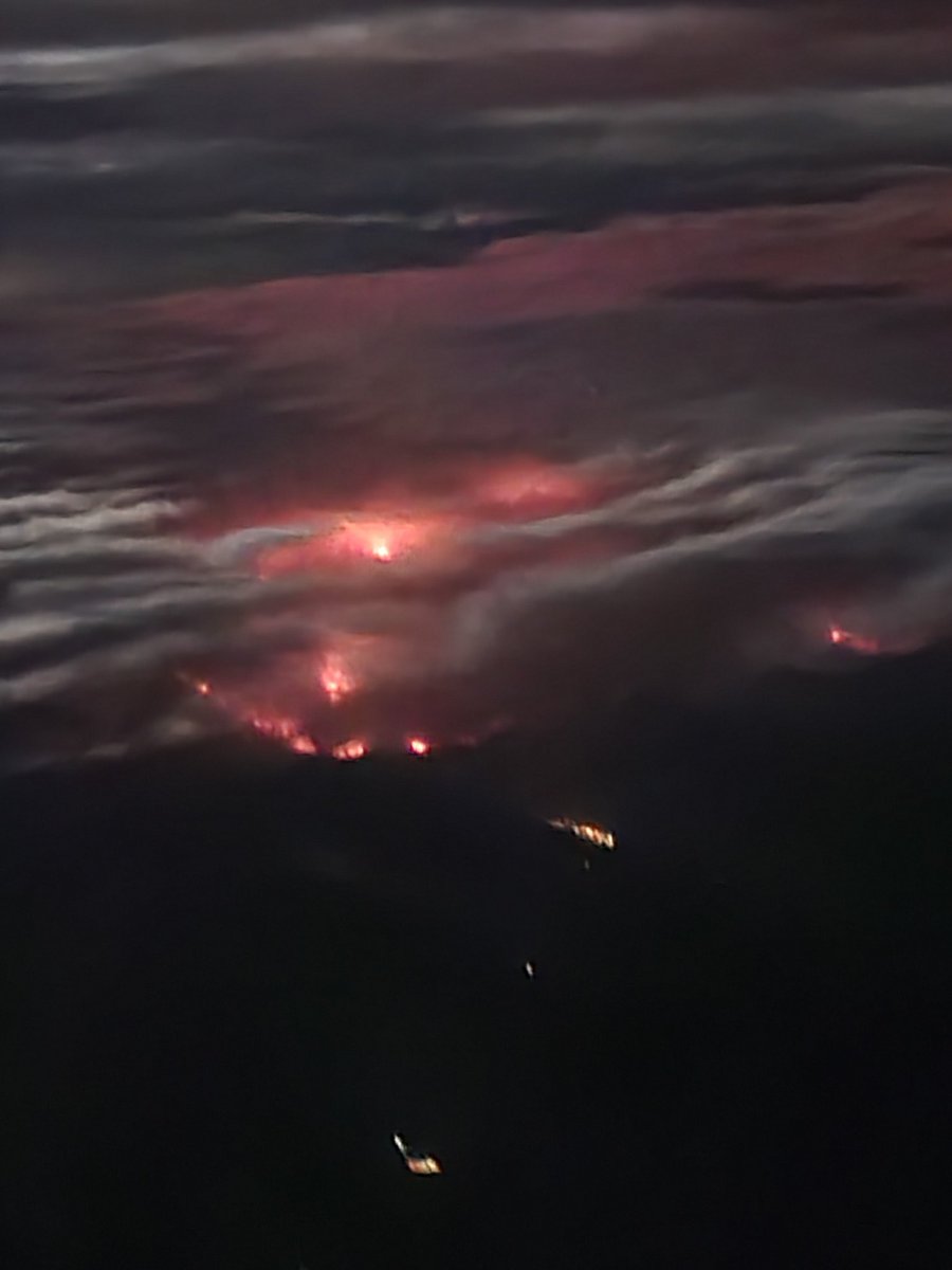 melnyk_photos's tweet photo. #BCWildfire from 20,000 ft near Hope #BritishColumbia #smoke #BCStorm #abstorm #pilotview https://t.co/NyYTNnsQH8