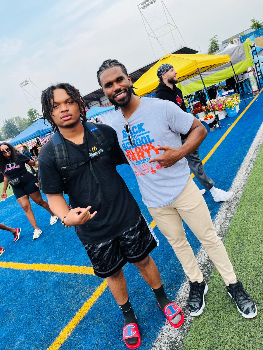 RepJesseJohnson's tweet photo. It’s a beautiful thing when community can authentically come together and create something special. The strength of community is when it’s in the hands of all its members. 🙏🏾❤️ #1stAnnual #FederalWay #Back2School #CommunityBlockParty https://t.co/nWuDQI5SiA