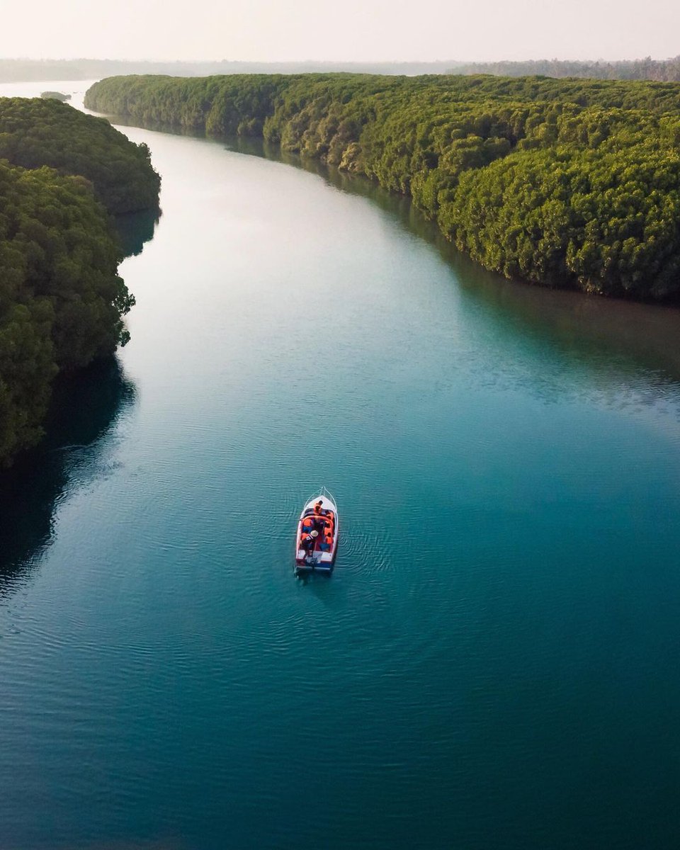 It's a beautiful sight to see the confluence of river and sea at Kodi Beach, Kundapura, Udupi 🇮🇳
©️IG: vinodkn / namasthe_delta_