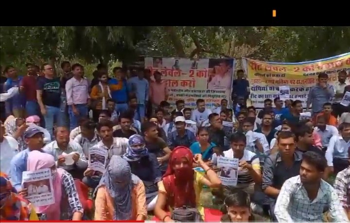 <a href="/shakirh34796814/">shakir husain</a> <a href="/kushum_008/">Kushum🇮🇳</a> <a href="/ashokgehlot51/">Ashok Gehlot</a> <a href="/GovindDotasra/">Govind Singh Dotasra</a> काँग्रेस सरकार की गलत नीतियों और विपक्ष से डरकर (दबाव)मे लिए गए गलत निर्णय के कारण 16500 बच्चे अपने भविष्य को बचाने के लिए आवाज उठाते  हुए..#REET_L2_को_बहाल_करो <a href="/ashokgehlot51/">Ashok Gehlot</a> <a href="/GovindDotasra/">Govind Singh Dotasra</a> <a href="/RahulGandhi/">Rahul Gandhi</a>