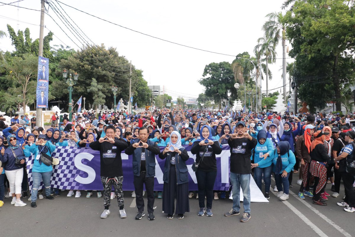 Handarujati's tweet photo. Jalan Sehat Bersama Partai Demokrat dalam rangka memperingati HUT Partai Demokrat ke 21 @AgusYudhoyono @PDemokrat @Antonsuratto1 
#mohamadhandarujatikalamullah
#demokratjabarjuara 
#ahyforall https://t.co/6jwTOs6F3I