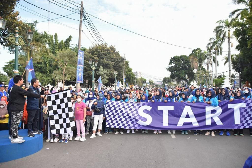 Handarujati's tweet photo. Jalan Sehat Bersama Partai Demokrat dalam rangka memperingati HUT Partai Demokrat ke 21 @AgusYudhoyono @PDemokrat @Antonsuratto1 
#mohamadhandarujatikalamullah
#demokratjabarjuara 
#ahyforall https://t.co/6jwTOs6F3I