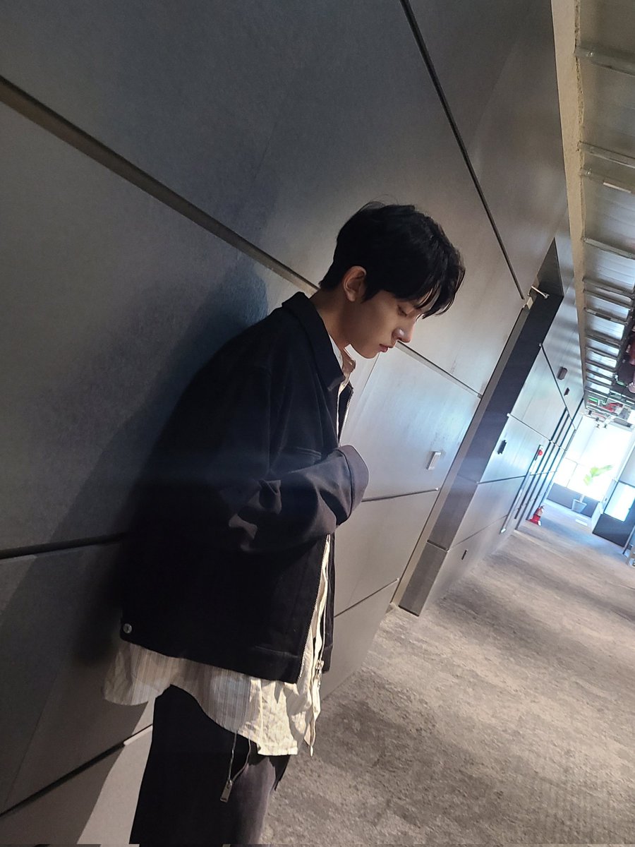 quantwomverse's tweet photo. guys nasa public transpo ak and i just opened twt AT HIDNI K ALAM PAANO MAGREREACT JUSKO 😭 HEESUN I'M— 😭😭😭😭 https://t.co/1zDMBUJmVU