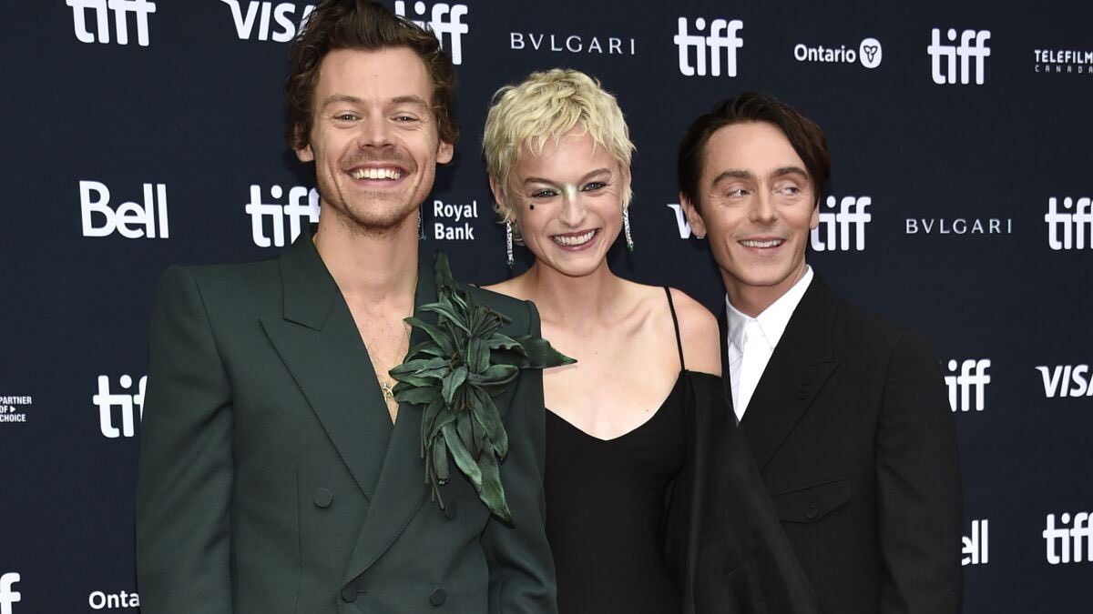 TheAffinityMag's tweet photo. Harry Styles sports a green flower at the #MyPoliceman premiere!

In 1892, Oscar Wilde asked friends to wear green carnations to the opening of his show. It became part of gay signaling and would appear in Wilde’s poetry.

It remains a symbol for queer men; the focus of the film. https://t.co/l5XTVZ84h0