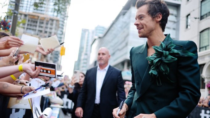 TheAffinityMag's tweet photo. Harry Styles sports a green flower at the #MyPoliceman premiere!

In 1892, Oscar Wilde asked friends to wear green carnations to the opening of his show. It became part of gay signaling and would appear in Wilde’s poetry.

It remains a symbol for queer men; the focus of the film. https://t.co/l5XTVZ84h0