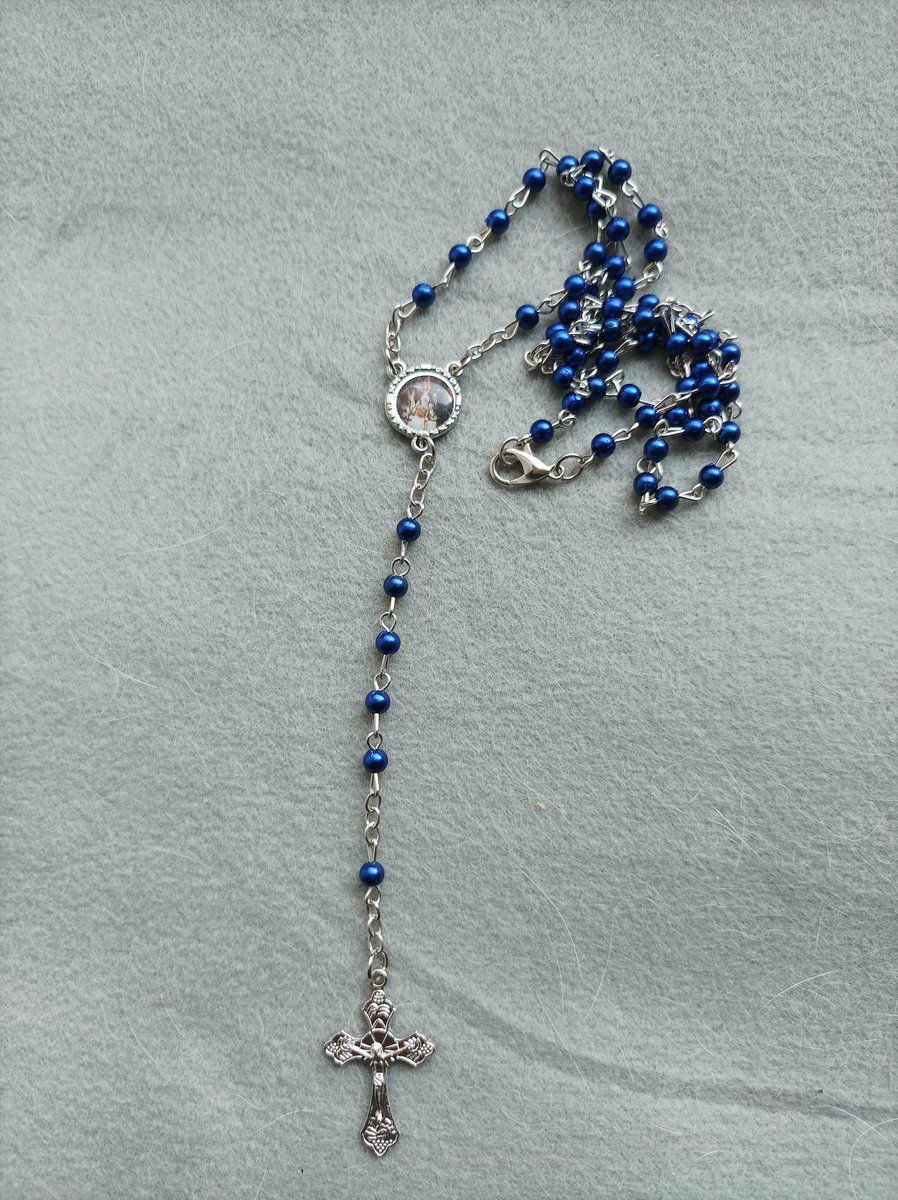 LiveLearn_NPray's tweet photo. A friend gifted me this caplet from her trip to spain. Then, I realized it has 5 beads after the cross, but the rest are the same. Does anyone know how to pray this caplet. https://t.co/nWwoFLfOSe
