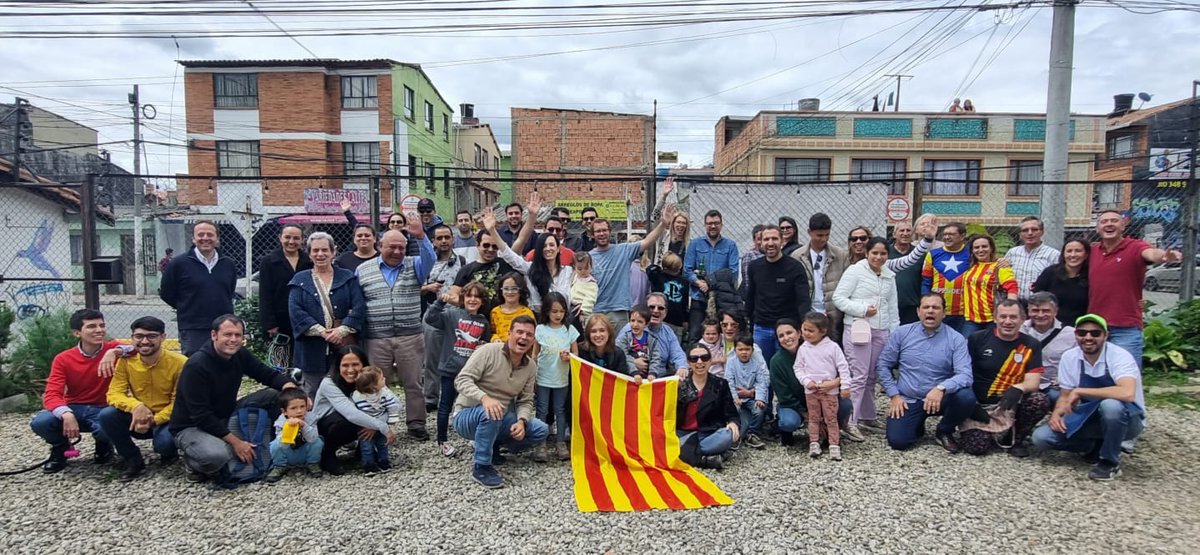 comcatcol's tweet photo. Per la Diada, una calçotada!
La ComCatCol us desitja una bona Diada Nacional de Catalunya!
#11setembre2022 #comcatcol #diadanacionalcatalunya #calçotada #comunitat #catalansalexterior #catalunyaexterior #bogota #colombia https://t.co/iMtodHhGZs