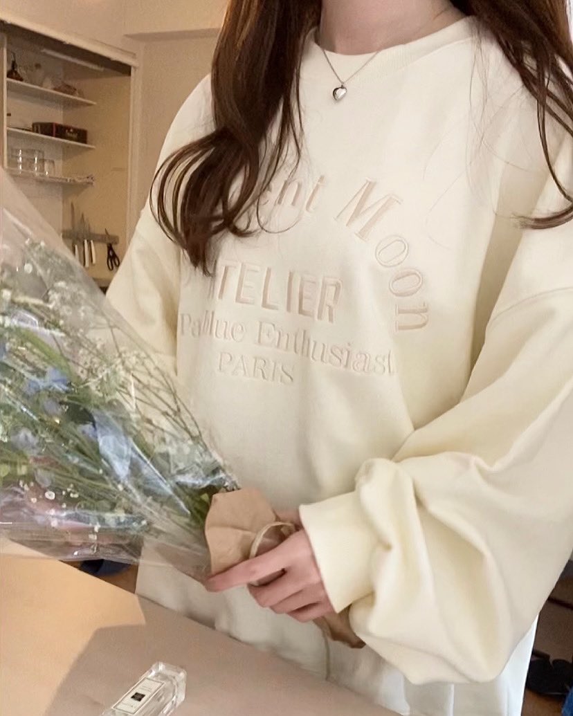 m_oon_61's tweet photo. 去年大人気で私も一生着てた
トレーナー🦭 https://t.co/I6pVCsBWYo