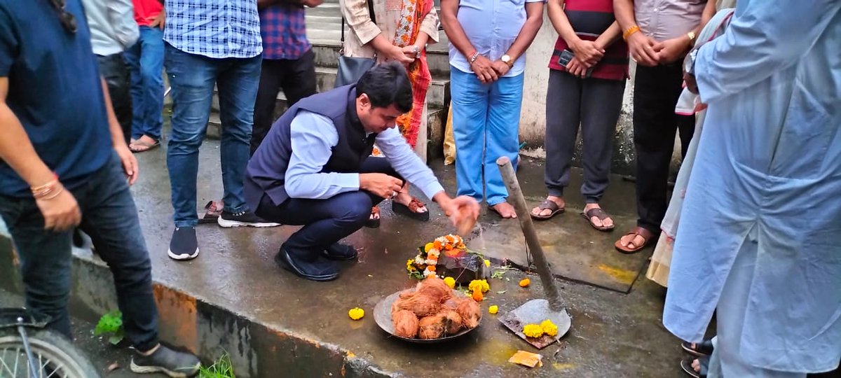 adv_ravivyas's tweet photo. नगरसेवक श्री दौलत गजरे जी की प्रभाग निधि से प्रभाग क्रमांक 18 स्थित लतीफ पार्क मे फुटपाथ सुशोभिकरन के काम का उद्घाटन सम्पन्न हुआ । इस उद्घाटन के अवसर पर वहा अपनी उपस्थिति दर्ज कराई ।

#AdvRaviVyas #MBMC #BJPMiraBhayandar #BJPZillaPresident #DaulatGajre #FootPathWork https://t.co/jbTfTFsZOd