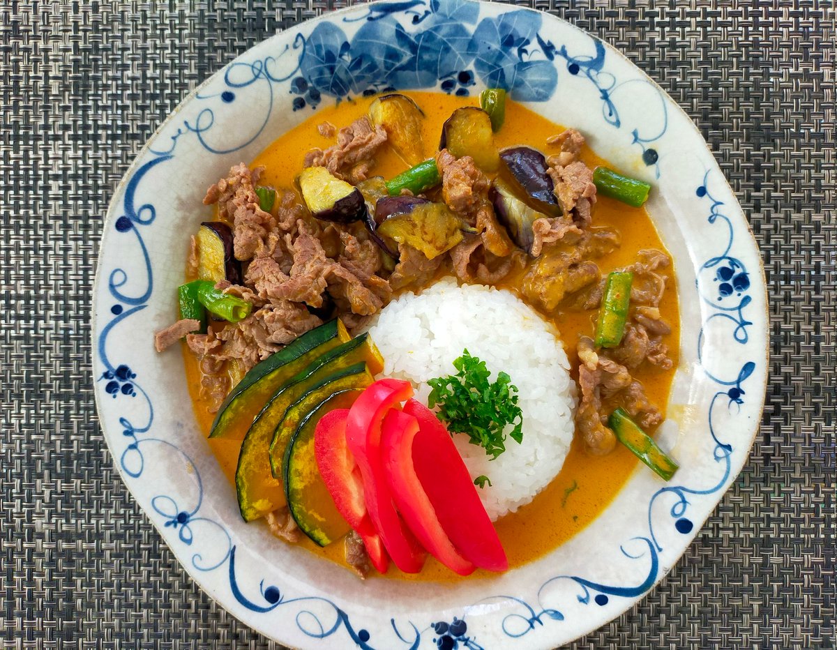 今日の朝昼ごはん パネーンカレー ロイタイの新しいシリーズのタイ中部のカレー。牛肉と色々野菜入れてみました🍖