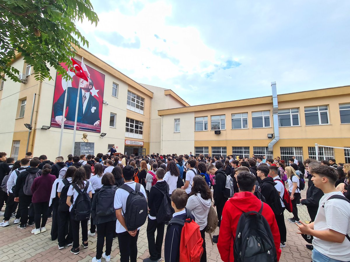2022-2023 Eğitim Öğretim yılı okulumuzdaki törenle başladı. Tüm paydaşlarımıza hayırlı olsun. <a href="/turkogluozcn/">Özcan TÜRKOĞLU</a> <a href="/BesiktasMEM/">Beşiktaş İlçe Millî Eğitim Müdürlüğü</a> <a href="/istanbul_MTE/">İstanbul Mesleki ve Teknik Eğitim</a> <a href="/istanbulilmem/">İstanbul İl Millî Eğitim Müdürlüğü</a> @MeslegimHayatim <a href="/SEDATCOMERT1/">SEDAT CÖMERT</a>