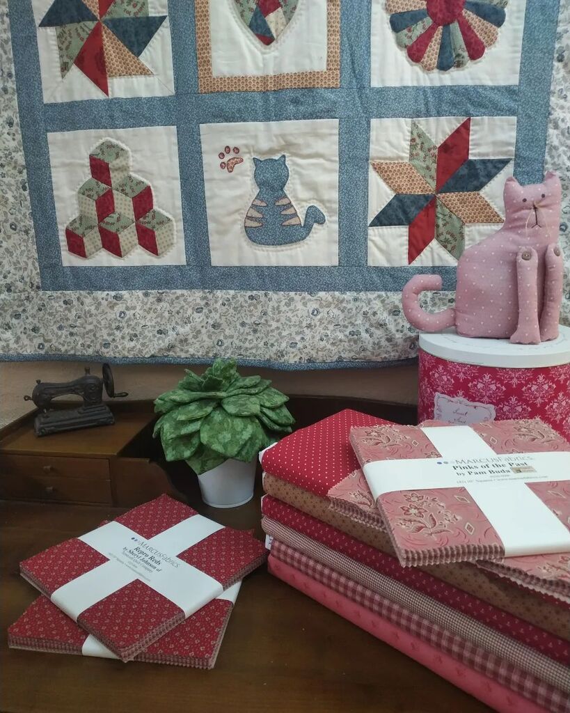 Vilabors's tweet photo. De vuelta, con muchas ganas de coser!!! 
. 
. 
. 
#patchwork #vilafrancadelpenedes #vilabors #costura #costuracreativa #coser #handmade #hechoamano #fetama #tiendapatchwork #tiendatelas #costuracompartida #layercake #gatos #sampler #telaspatchwork #marcu… https://t.co/oAKQ2Rqr0A https://t.co/YHiq970nGM