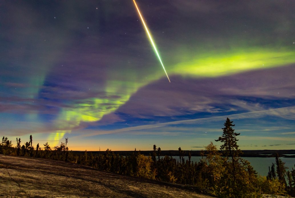 ScienceOutThere's tweet image. Massive bolide meteor streak through my aurora timelapse in #Yellowknife NWT, Canada tonight! 🇨🇦 #northernlights @tweetaurora01 @TamithaSkov @spaceweatherman