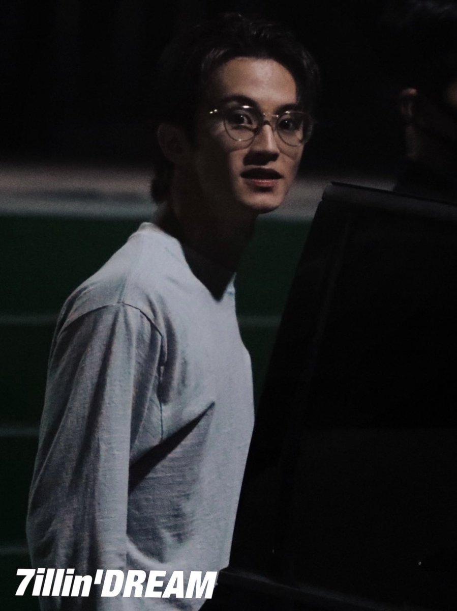 Ieemarkees's tweet photo. mark in specs.... https://t.co/oCbkUbChGW