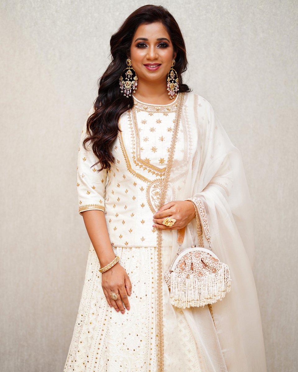 AsoPalavTweets's tweet photo. Singer @shreyaghoshal endorses the ongoing monotone trend with Asopalav’s white Lucknowi embroidered lehenga styled with chunky accessories.
Visit us in stores or book a video shopping appointment to have the trendiest sartorial luxuries in your closet.
#ShreyaGhoshal #asopalav https://t.co/w2p7PlddGh