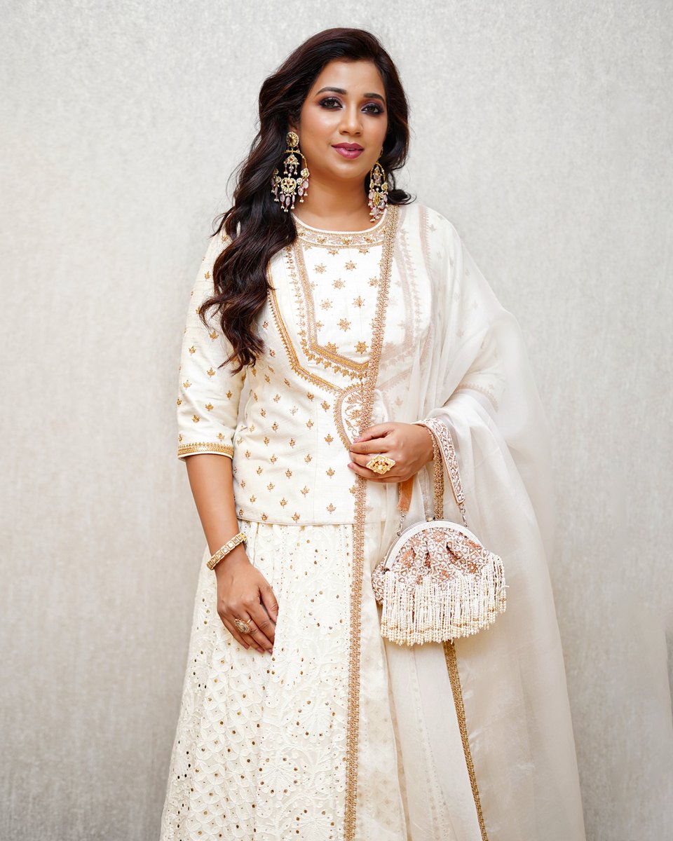 AsoPalavTweets's tweet photo. Singer @shreyaghoshal endorses the ongoing monotone trend with Asopalav’s white Lucknowi embroidered lehenga styled with chunky accessories.
Visit us in stores or book a video shopping appointment to have the trendiest sartorial luxuries in your closet.
#ShreyaGhoshal #asopalav https://t.co/w2p7PlddGh