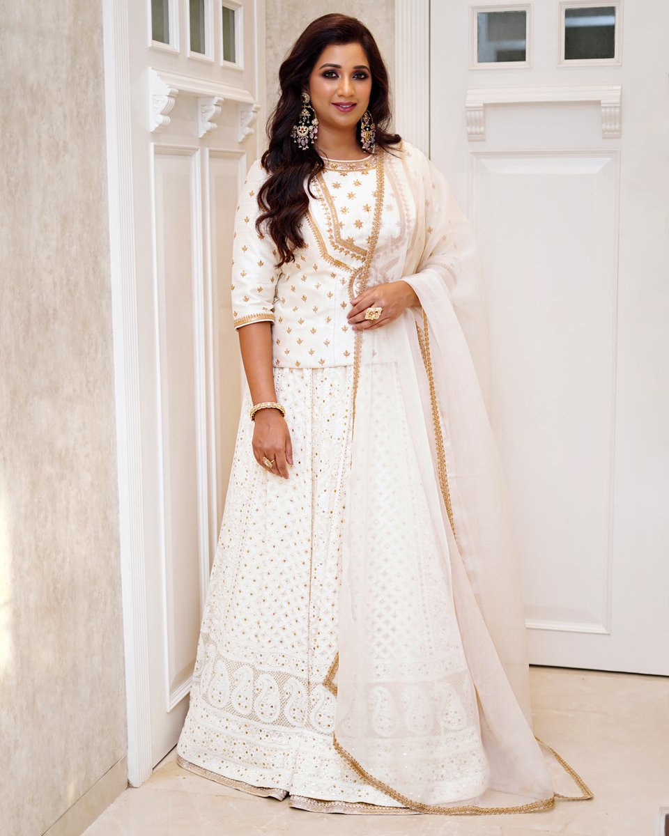 AsoPalavTweets's tweet photo. Singer @shreyaghoshal endorses the ongoing monotone trend with Asopalav’s white Lucknowi embroidered lehenga styled with chunky accessories.
Visit us in stores or book a video shopping appointment to have the trendiest sartorial luxuries in your closet.
#ShreyaGhoshal #asopalav https://t.co/w2p7PlddGh