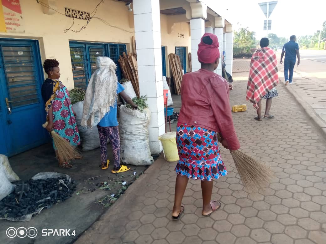 RemeraSecNgoma's tweet photo. Nonaha mu Murenge wa @RemeraSecNgoma twazindukiye mu #Gitondo cy'Isuku, ibikorwa byibanze mu gusukura centre z'ubucuruzi @NgomaDistrict @NIYONAGIRANath2 @RwandaEast @MapambanoN @Mukayiranga12 https://t.co/Qu9DTdtCuO