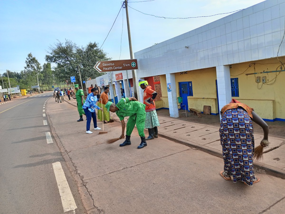 RemeraSecNgoma's tweet photo. Nonaha mu Murenge wa @RemeraSecNgoma twazindukiye mu #Gitondo cy'Isuku, ibikorwa byibanze mu gusukura centre z'ubucuruzi @NgomaDistrict @NIYONAGIRANath2 @RwandaEast @MapambanoN @Mukayiranga12 https://t.co/Qu9DTdtCuO
