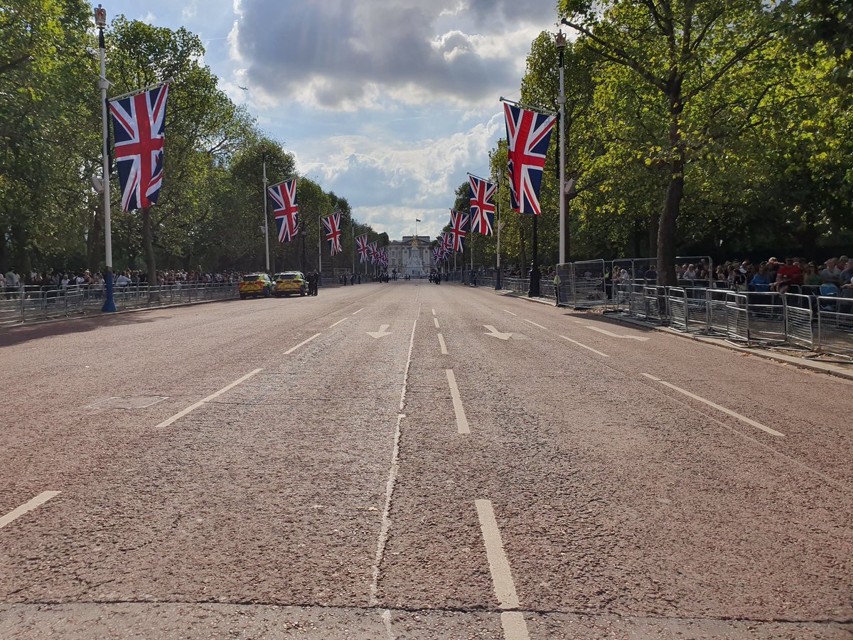 caw_brown's tweet photo. Preparations in full swing in The Mall yesterday afternoon to pay tribute and thanks for a life given to serve our country from Her Majesty the Queen https://t.co/gfxObxOIlu
