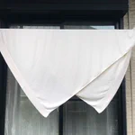 こんな方法があったとは!大きい洗濯物を早く乾かせる「三角干し」がこちら!