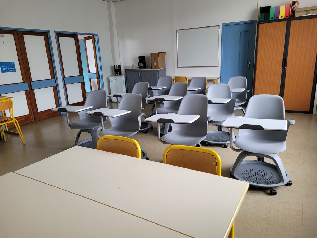 M2psychoergoR2's tweet photo. 1ère journée de cours pour les M2 EPFH, dans une salle équipée de nouveaux sièges permettant de faciliter les réaménagements ! https://t.co/e3a6l1ZLHB