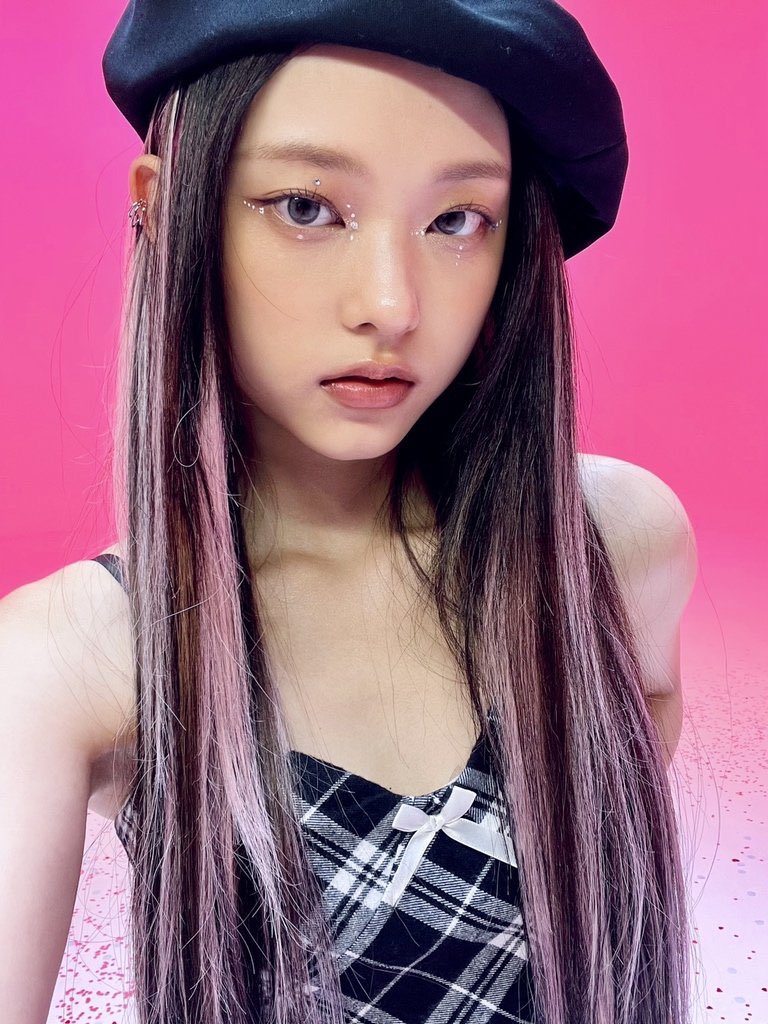 sieuniz's tweet photo. PINK HAIR STREAKS PLUS BERET PLUS THE BEDAZZLING GEMS ON HER FACE EEEE HEARTEYEYS https://t.co/5iB0Pe61Tk