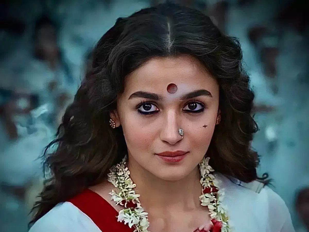 Rakesh14_Arora's tweet photo. Who gave the BEST performance of the year (female)? 

Like for #AliaBhatt  
RT for #KanganaRanaut 

#AsiaCup2022Final #SLvsPAK #SalmanKhan𓃵 #BoycottMarriage https://t.co/tKPiiJjvyb