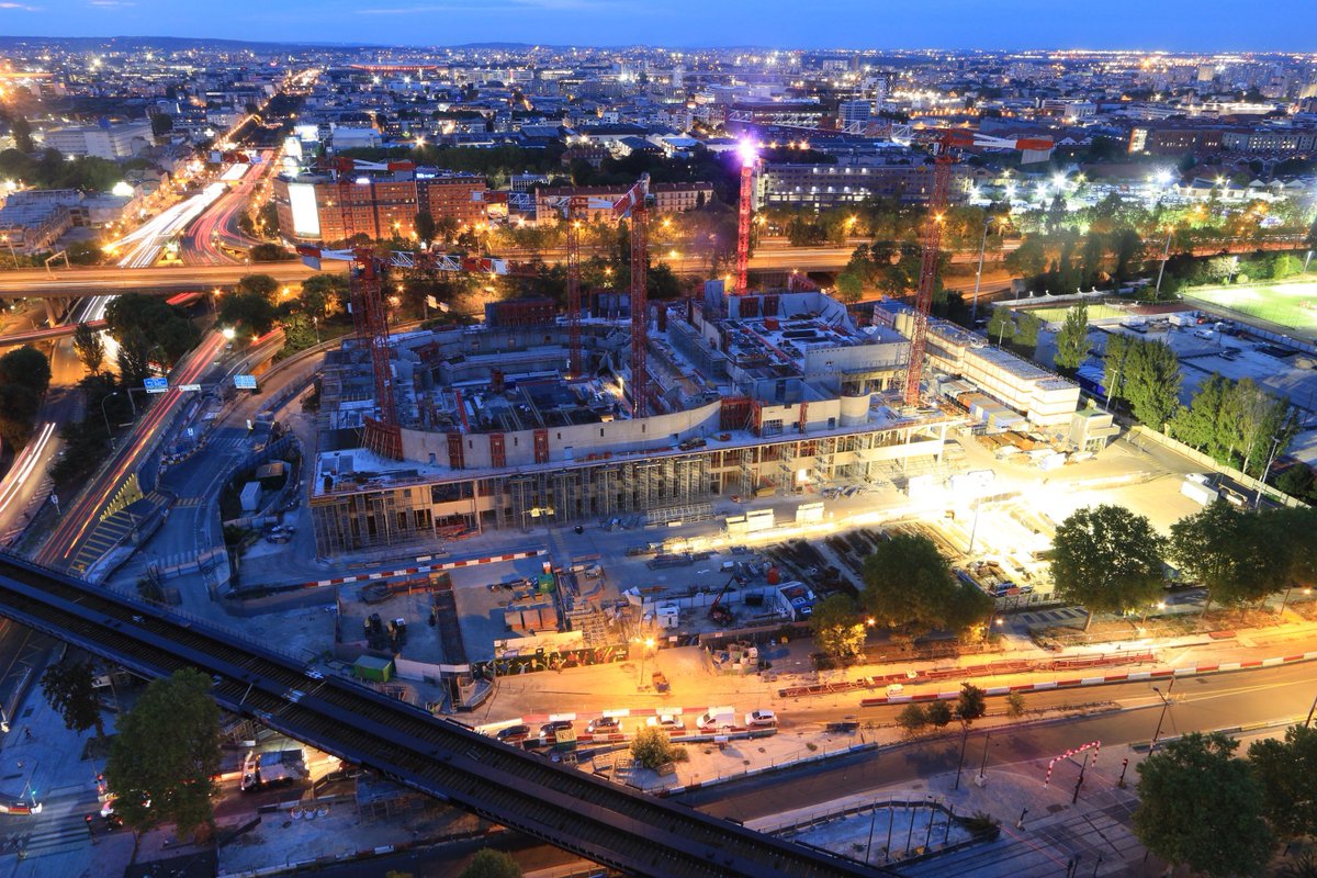 Bouygues_BatIDF's tweet photo. [#EnDirectDesChantiers] Le gros œuvre de l’Adidas – Arena, Porte de la Chapelle, vu de nuit !

👷 Nos équipes et leurs partenaires poursuivent les travaux 
👉 26 000 m² de surface totale
🏗 6 grues sont en place
📐Le projet est conçu par @scauarchi et #NP2F pour @Paris https://t.co/XLZTxTOkVs