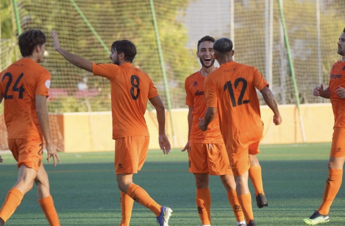 #primerequipo | Victoria por 2-0 🆚 <a href="/udpoblense/">U.D. Poblense</a> 💪
.
Goles de Josemi y Sarmiento🍊
.
Buen debut en Magaluf con nuestra gente y buen afluencia de aficionados que poblaron las gradas en buen número 👏
.
Buen trabajo de todos 🧡
.
📸 Joan Mateu (www.futbolbalear)
.
#futbol #playas