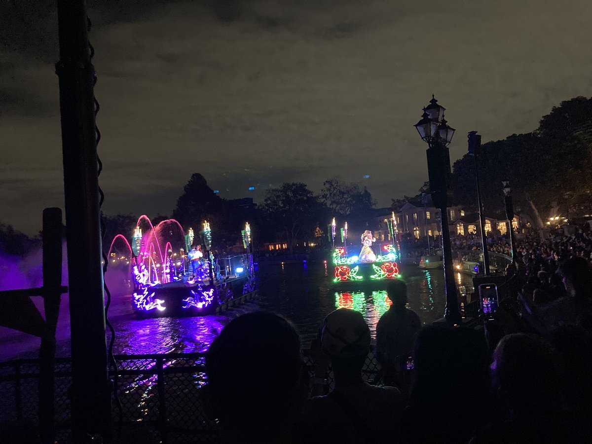 fakedisney82's tweet photo. So glad we were able to catch the Jungle Book: Alive With Magic barges tonight! https://t.co/dXXzXGrbDe
