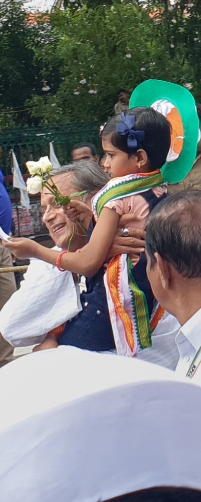 ShashiTharoor's tweet photo. While marching along, found a young girl on the sidelines desperate to meet ⁦@RahulGandhi⁩. Took her to him myself, she handed over a flower and was then safely returned to her father. #BharatJodoYatra in Thiruvananthapuram https://t.co/n0aJJFSlQh