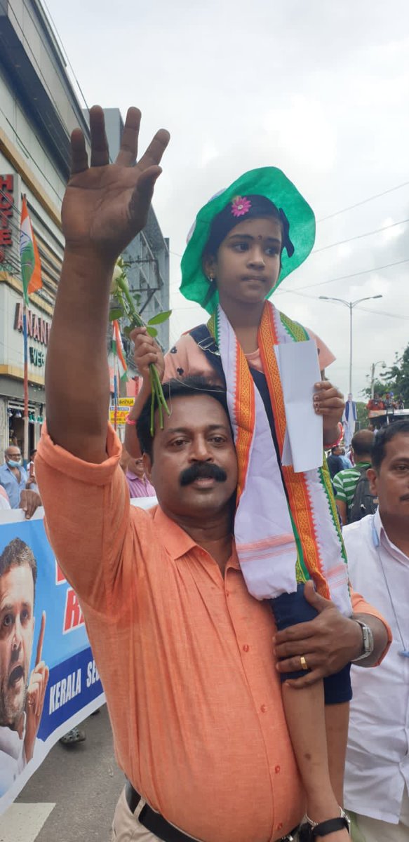 ShashiTharoor's tweet photo. While marching along, found a young girl on the sidelines desperate to meet ⁦@RahulGandhi⁩. Took her to him myself, she handed over a flower and was then safely returned to her father. #BharatJodoYatra in Thiruvananthapuram https://t.co/n0aJJFSlQh