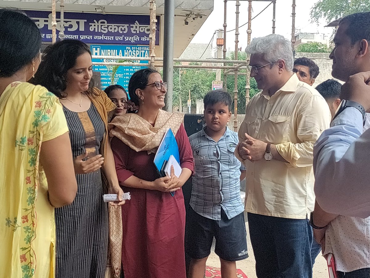 IdeosyncMedia's tweet photo. Delighted to have @kgahlot, the hon'ble minister for women & child development, Govt of Delhi, at our @FreeDemIndia Media Paathshaala event in #Najafgarh yesterday!
Here's looking forward to expanding the initiative with more women & girls in the area! #DMIL #FREEDEM https://t.co/VKQAPcKH6S