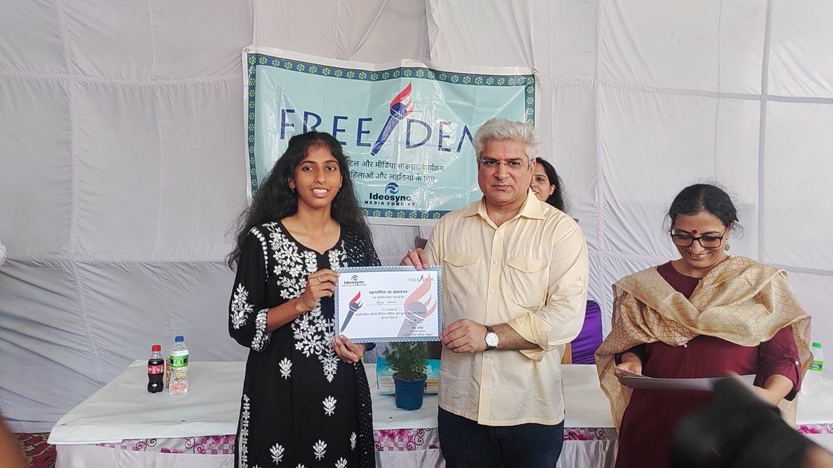 Delighted to have <a href="/kgahlot/">Kailash Gahlot</a>, the hon'ble minister for women &amp; child development, Govt of Delhi, at our <a href="/FreeDemIndia/">FreeDem</a> Media Paathshaala event in #Najafgarh yesterday! 
Here's looking forward to expanding the initiative with more women &amp; girls in the area! #DMIL #FREEDEM