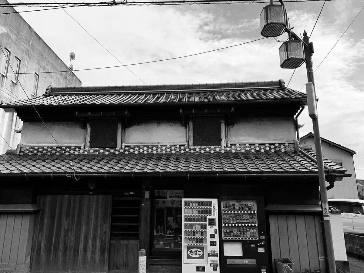 HiroTakeuchi's tweet photo. 主観的小景高知  
The classic style house was a cigarette shop.

The scenery of the suburbs of Kochi City in Japan from my point of view and the interesting parts.   

#Classicstylehouse #Cigaretteshop
#Warehousestyle
#埴輪
#Monochromephotograph
#Blackandgrayphoto https://t.co/bk4sFlESkS