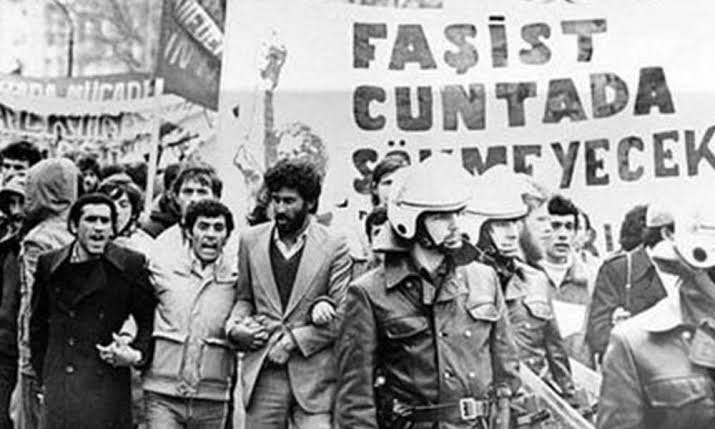 Üşüselerdi, gelirler ısınırlardı, çözerdik buz tutmuş ayaklarını, katırlarının iplerini. Yemeklerini, çaylarını koyardık önlerine, hazır ederdik yataklarını. Üşüselerdi ısıtmak kolaydı. 
Öldü onlar. Hiçbir şey yapamadık. 
Üzerlerine bir battaniye bile seremedik. #12Eylül1980