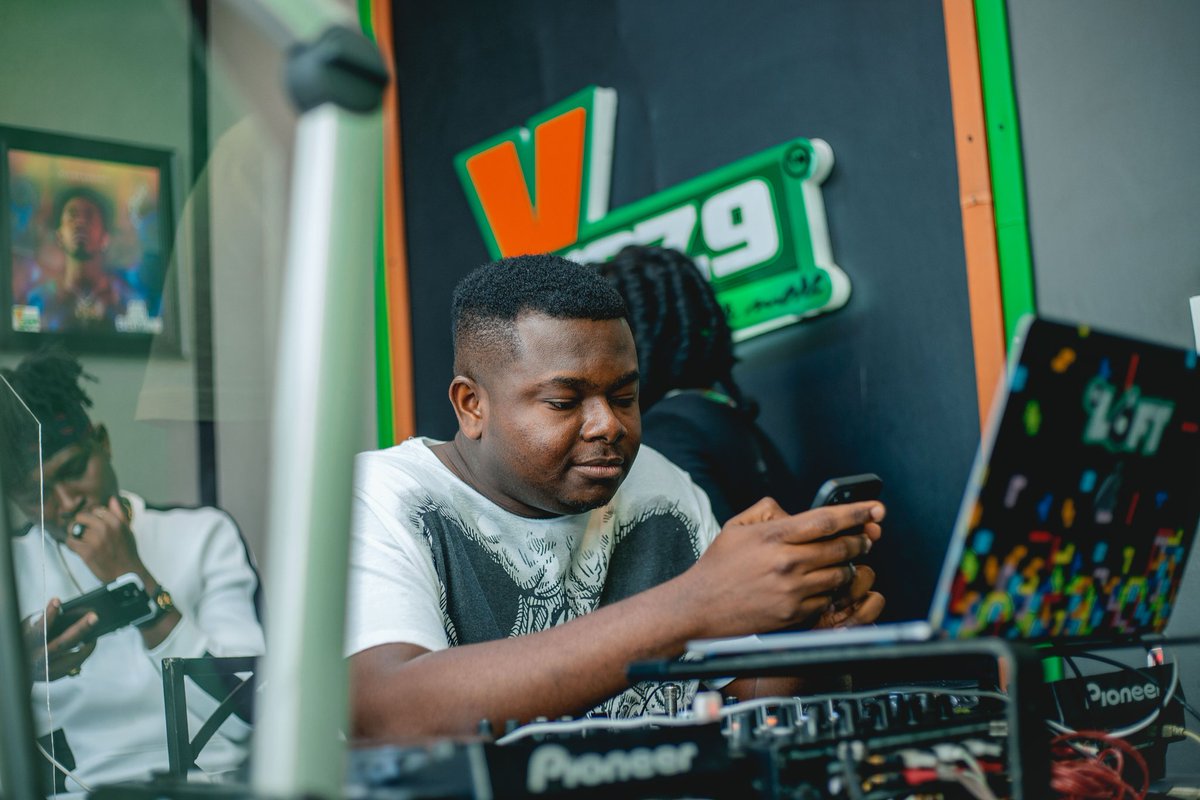 Y1079FM's tweet photo. Good morning ladies and fellas✌
Your favourite breakfast show with @iambrownberry x @deejayLoft is back!! This week promises to be a great one. Tune in.

#RyseNShYne https://t.co/IFkEsHS2np