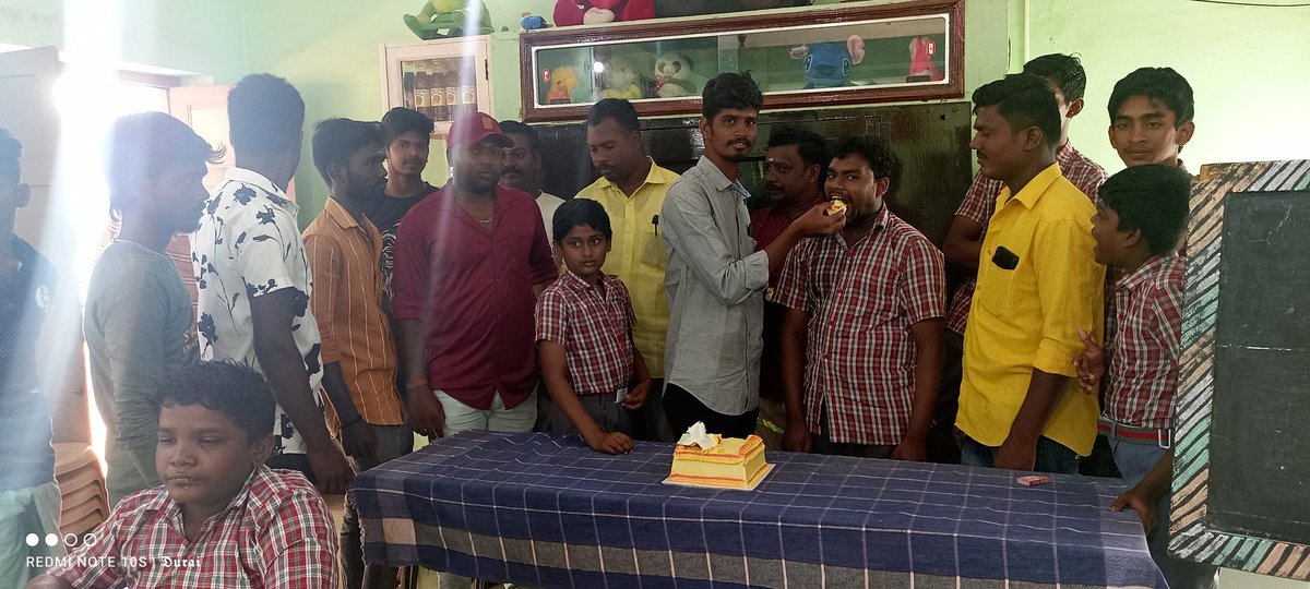 Sivakasi_GKFC's tweet photo. மன்னன்👑 எவ்வழியோ மக்கள் அவ்வழி தலைவன்😻 எவ்வழியோ ரசிகர்கள் அவ்வழி...❤️
எங்கள் அண்ணன் நவரச இளவரசன் @Gautham_Karthik அவர்கள் பிறந்தநாளில் சாட்சியாபுரம் எல்வின் ஆசிரமத்தில் உள்ள மாணவர்களுக்கு உணவளிக்க பட்டது
#GauthamkarthikCDPFest
#Gauthamkarthik
#HBDGauthamkarthik https://t.co/hVYn0v5EA1